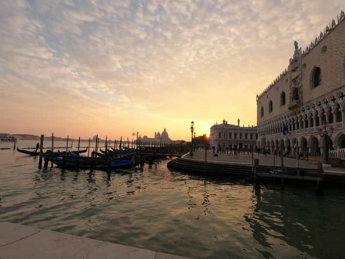 Photo with a professional photographer in Venice - A Deep Dive into the Venice Photo Tour