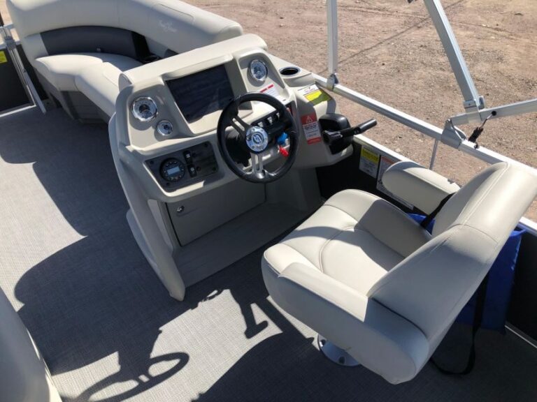 Pontoon Boat Rental - Who Should Consider This Experience?