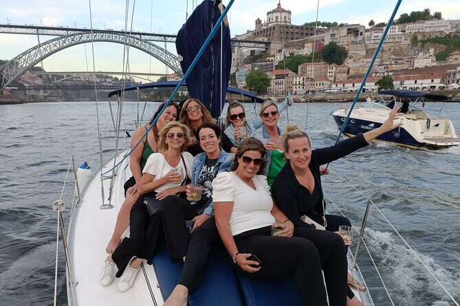 Porto: Single Party on a charming sailboat with welcome drink - FAQs