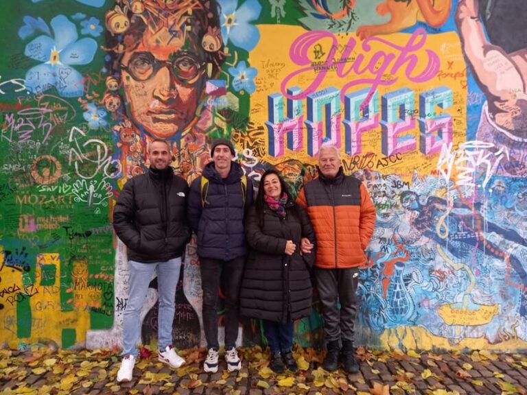 Prague : Visite insolite avec un guide journaliste français - What Sets This Tour Apart?