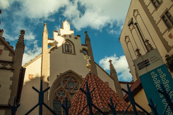 Prague Walking Tour in German: Old Town and Prague Castle - The Guides and Their Impact