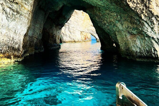 Private 7m 250hp speed boat tour Shipwreck Blue caves up to 8pax - What’s the Experience Like?