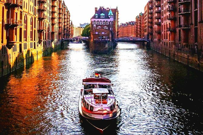 PRIVATE BOAT TOUR through the port of Hamburg - Authenticity and Local Flavor