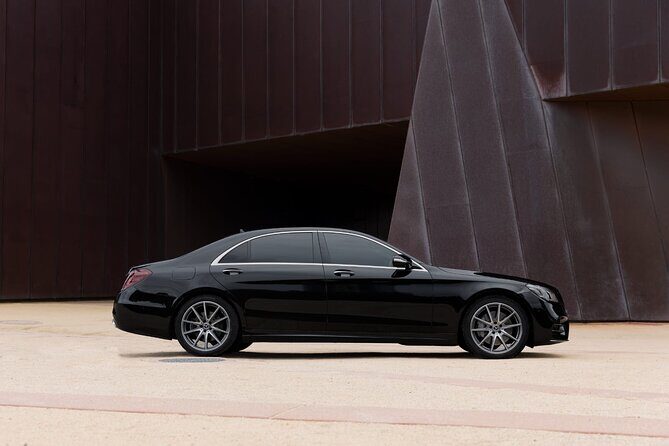 Private Chauffeur Transfer Melbourne CBD to Airport - Who Should Book This Transfer?