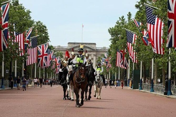 Private London Tours by Experienced Guide in New London Taxi - The Review in Detail