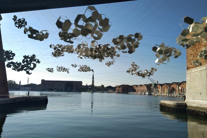 Private tour Biennale 2025: Intelligens, natural, artificial - Value and Practicalities