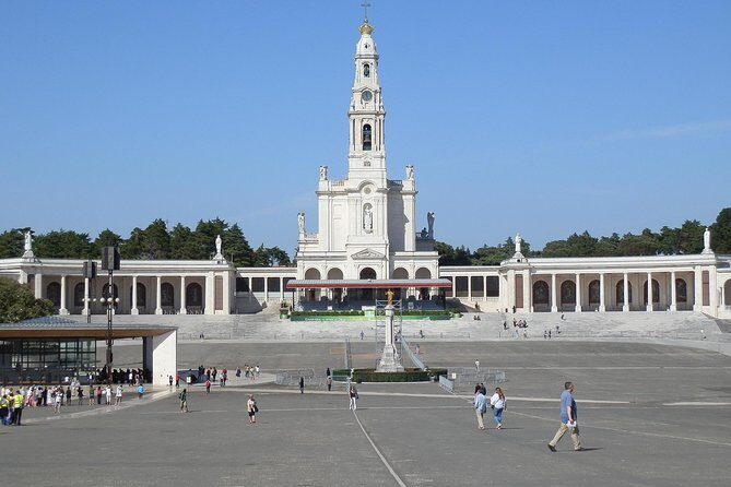 Prívate tour to Fátima, Batalha, Nazaré and Óbidos - Transportation and Guide Experience
