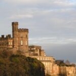 Public guided tour of Edinburgh at a minimum price - in French - Exploring Edinburgh with a Local Touch
