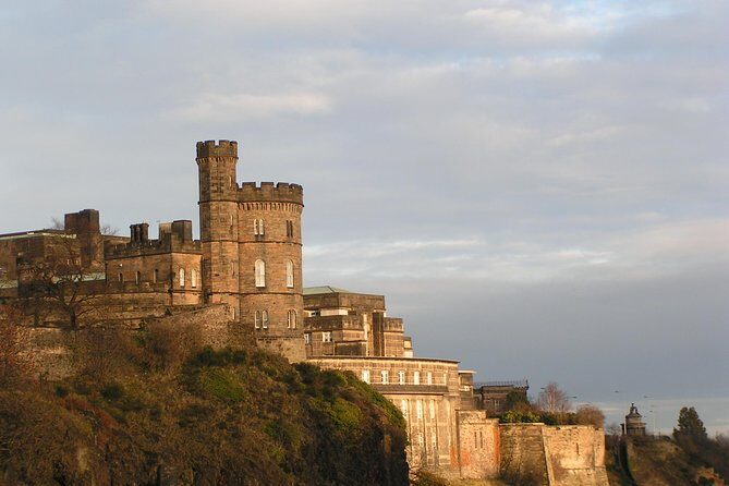 Public guided tour of Edinburgh at a minimum price - in French - Exploring Edinburgh with a Local Touch