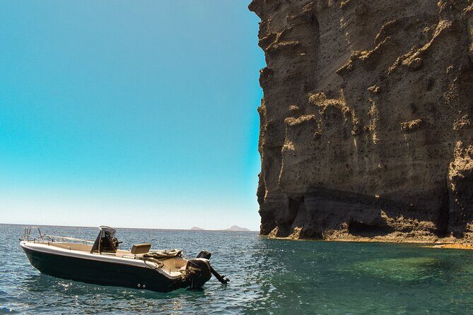 Rent a Boat with 30/50hp Engine in Santorini without a License - Who Should Choose This Experience?