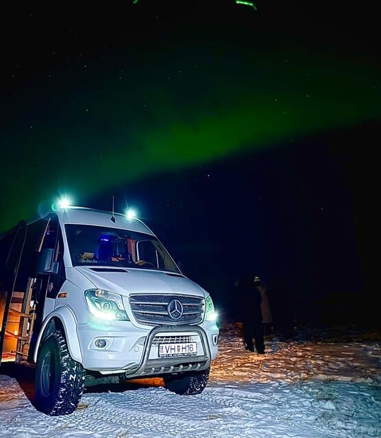 Reykjavík: 4x4 Minibus Northern Lights with Photo and Cocoa - Why Is This Tour Worth It?