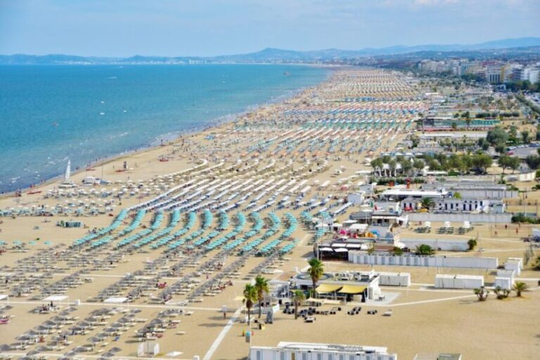 Rimini: Beach umbrella, drink and Jacuzzi at 26 TikiBeach - Who Will Love This Experience?