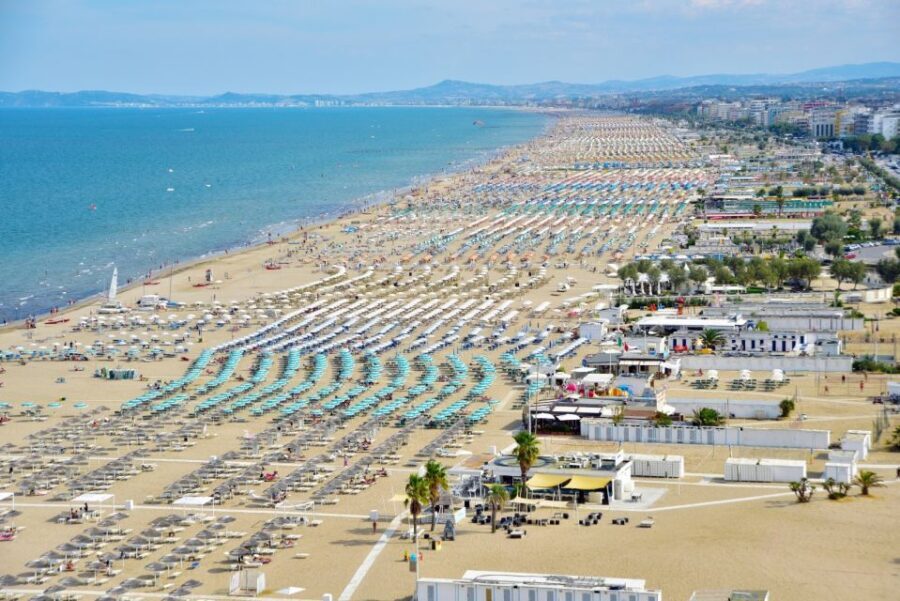 Rimini: Beach umbrella, drink and Jacuzzi at 26 TikiBeach - Who Will Love This Experience?