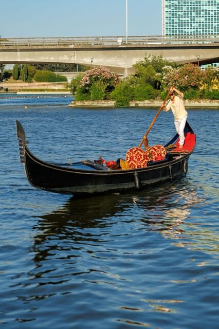 Roma: The one and only Roma Gondola tours on the lake! - More Detailed Breakdown & Insights