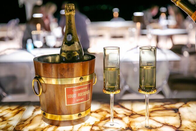 Romantic Deluxe Lunch or Dinner in Oia with VIP Private Transportation - Detailed Breakdown of the Experience