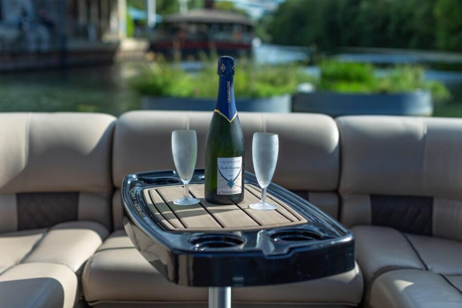 Romantic photo shooting on a private boat in Paris - A Closer Look at the Experience