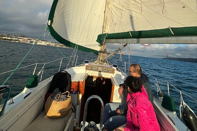 Romantic Sunset Sailing Experience in Lisbon - Key Points