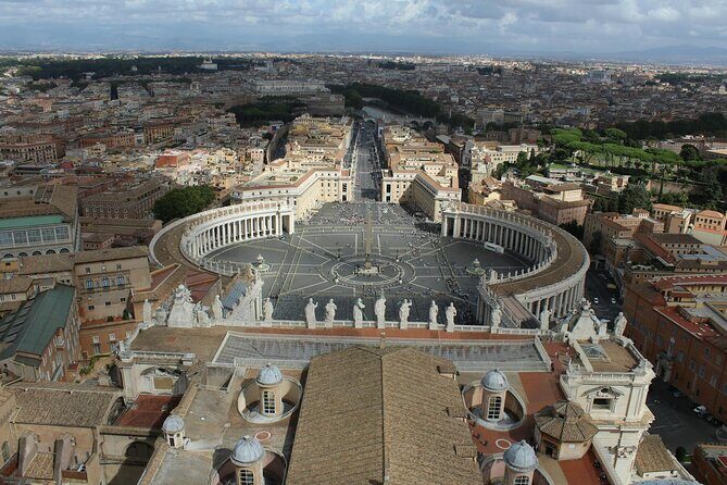 Rome St. Peter's Basilica Tour with exclusive Underground Access - Starting Point and First Impressions