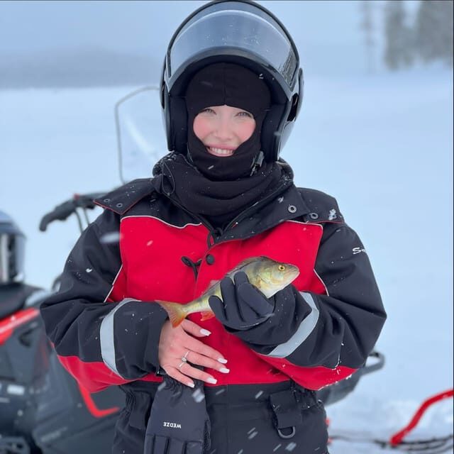Saariselkä: Ice Fishing Tour to Lake Inari, reindeers& lunch