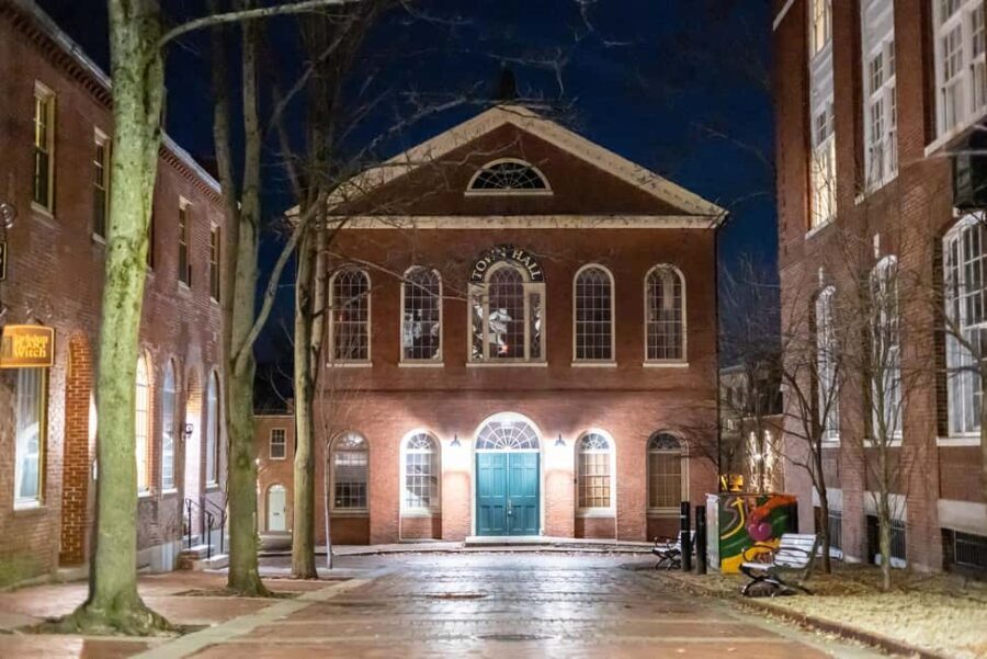 Salem Ghost Tours: Witches & Wicked Whispers - Exploring Salem’s Haunted Streets with Witches & Wicked Whispers