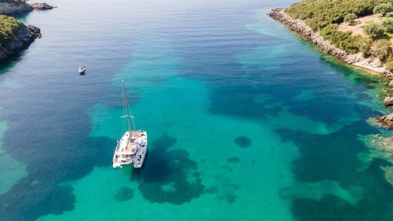 Santorini: Caldera Catamaran Sail & Swim with lunch
