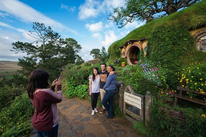 Small-Group Hobbiton Tour from Auckland with Party Marquee Lunch