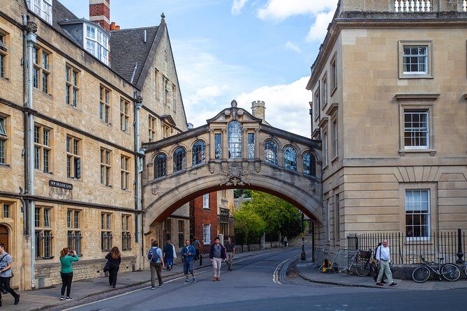 Social Distancing Specialised Oxford University Walking Tour With Student Guides - A Detailed Look at the Oxford Experience
