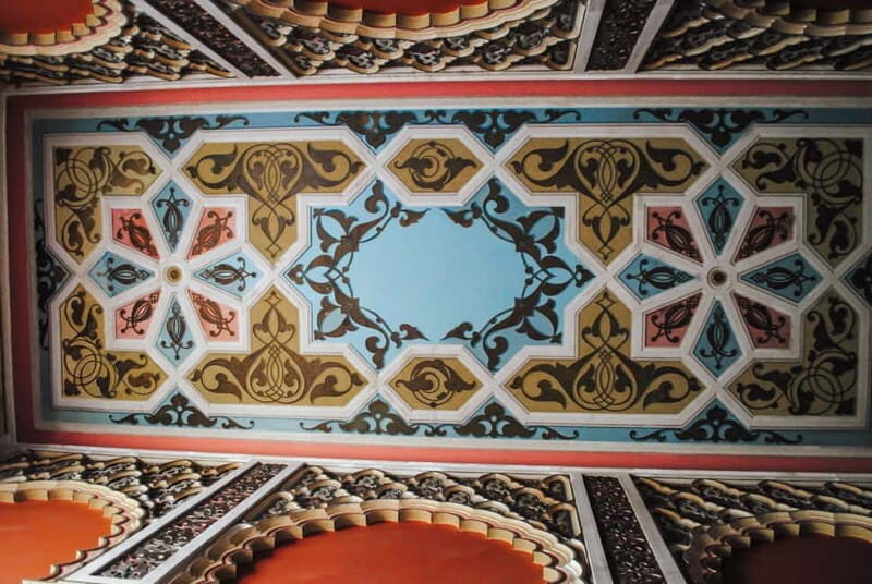 Sololaki - Urban Legends Walk of Bourgeoisie & Haunted Flats - What to Expect on the Tour: An Architectural and Storytelling Journey
