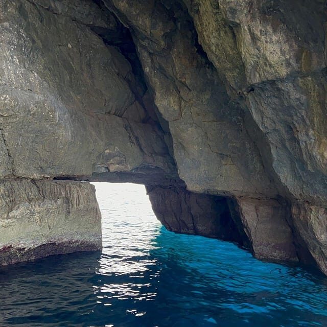Southern Beauties: Marsaxlokk and Blue Cave TOUR IN PORTUGUESE - A Detailed Look at the Malta Southern Beauties Tour