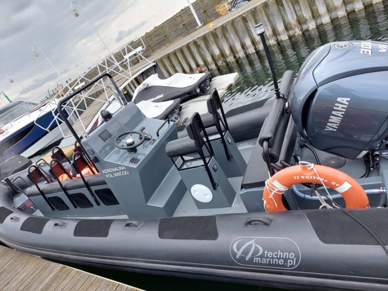 Speed boat at the end of the pier in Sopot. Speed 100 km/h - Analyzing the Value