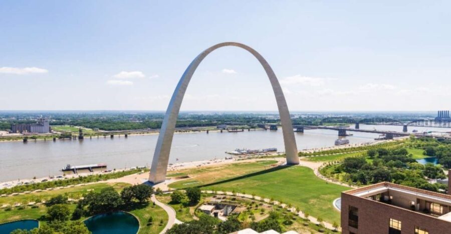 St. Louis Premium Driving Tour with Helicopter Ride & Cruise