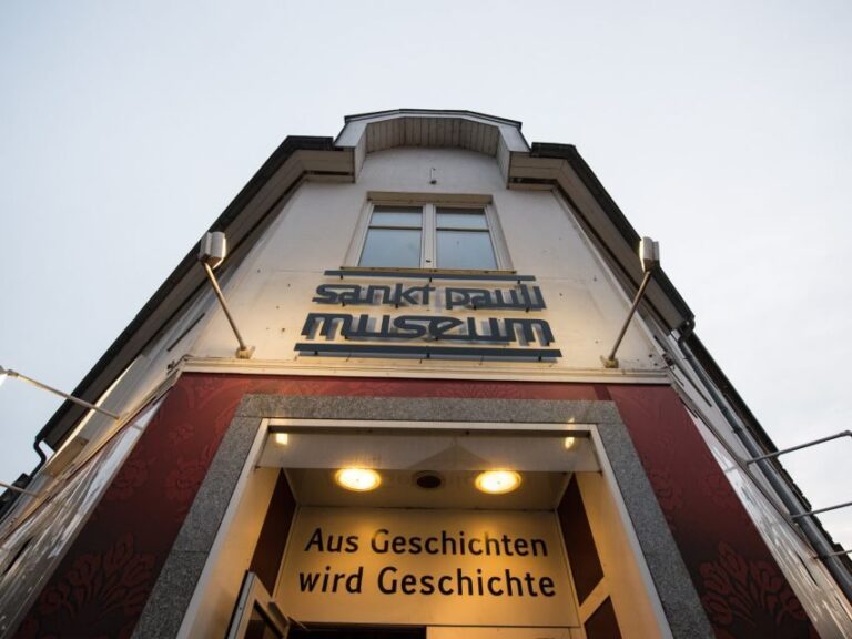 St. Pauli Tour: Drag-Attack with Barbie Stupid & Lee Jackson - An In-Depth Look at the Hamburg Red-Light Experience