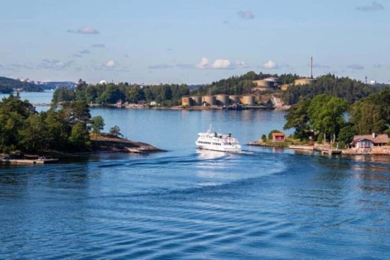 Stockholm: Guided Archipelago Boat Tour to Fjäderholmarna - The Experience in Detail