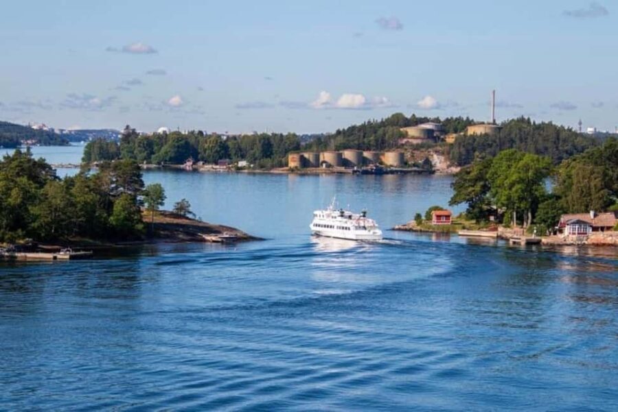 Stockholm: Guided Archipelago Boat Tour to Fjäderholmarna - The Experience in Detail
