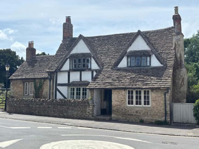 Stonehenge and Avebury stone circles. Guided tours - A Full Day with Prehistoric Giants and Picturesque Countryside