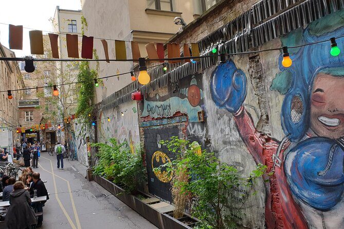 Street Art and Alternative Tour of Berlin in French - A Closer Look at the Berlin Street Art Tour
