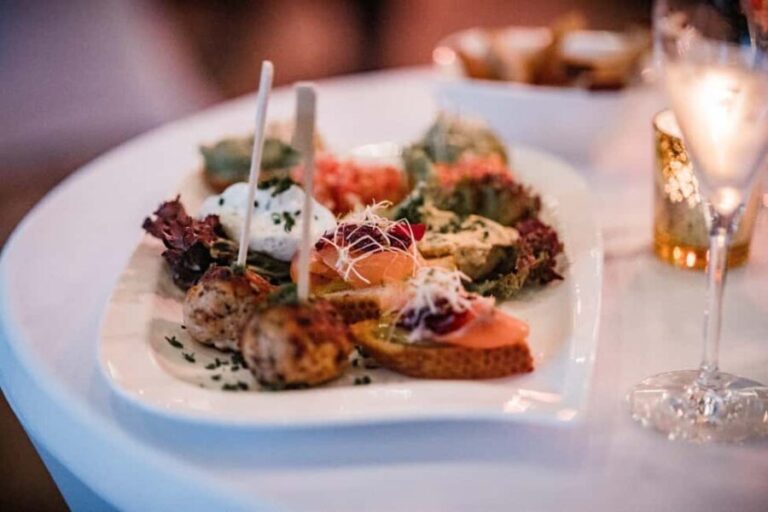 Stuttgart: Valentine's Day Candlelight Dinner - Who Should Consider This?