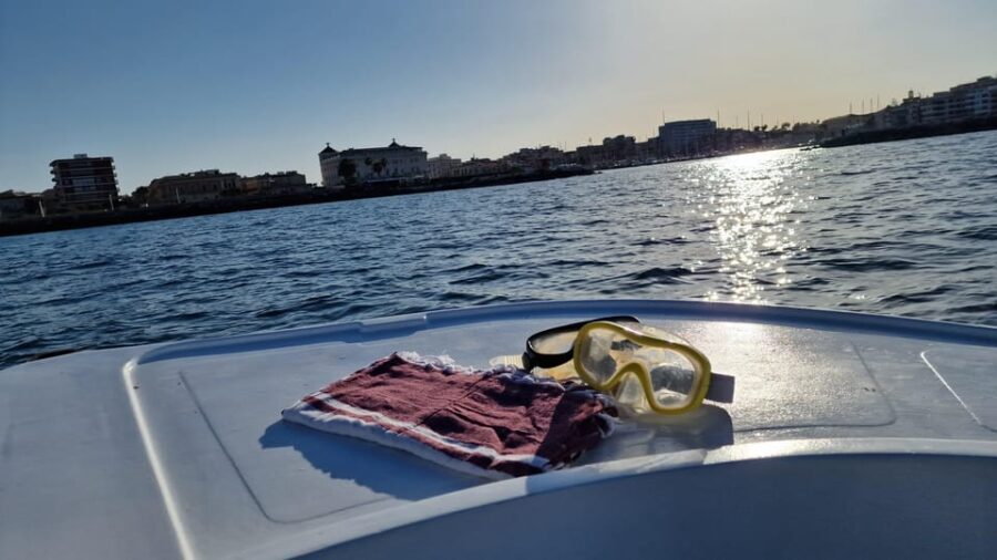 Syracuse: Picnic boat tour of Pillirina, Ortigia & sea caves
