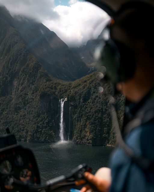 Te Anau: Milford Sound Scenic Flight with Lakeside Landing - An In-Depth Look at the Milford Sound Scenic Flight
