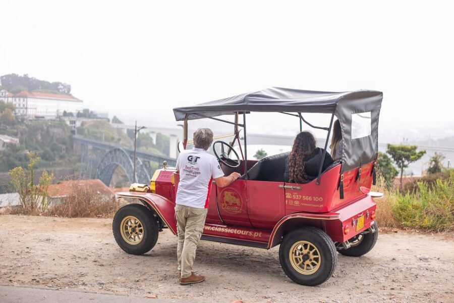 Tour Porto: Classic Car + A Toast with Port Wine - Customizable and Convenient