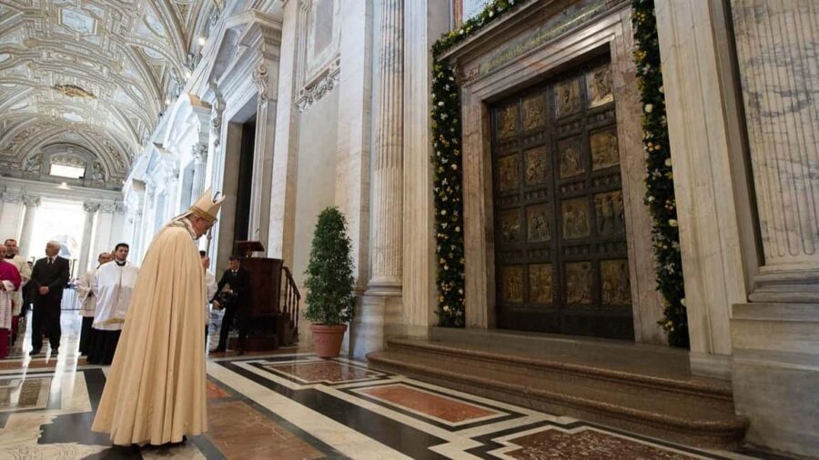 Vatican: Express Entry to St. Peter's & Holy Door. - The Experience at a Glance