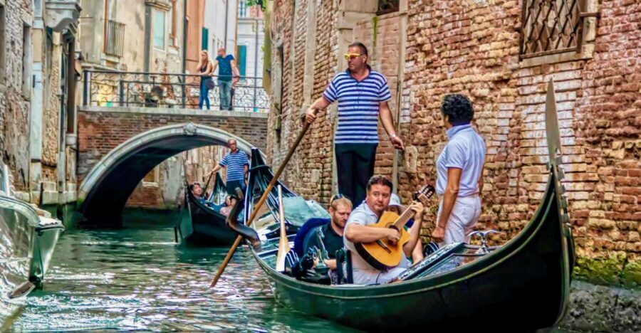 Venice: 30-Minute Gondola Ride on Grand Canal with Serenade - Who Will Enjoy This Tour?