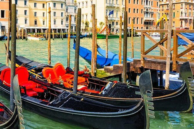 Venice: Private Serenade Gondola Tour - 30 minutes - The Experience in Detail