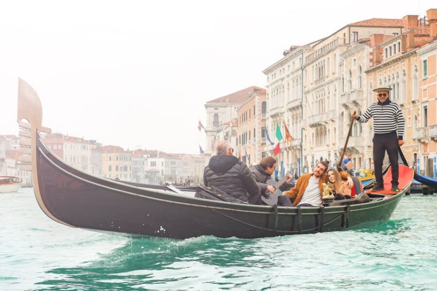 Venice: Shared Gondola Ride and Serenade - The Itinerary in Detail