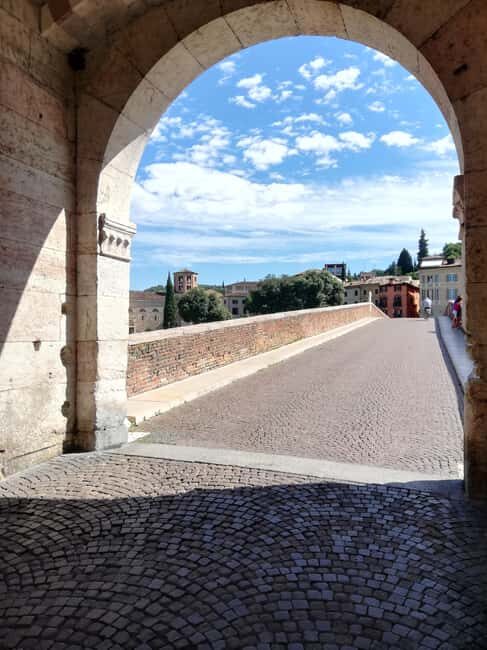 Verona Highlights Small Group Tour With an Expert Guide - An Introduction to Verona’s Best Sights