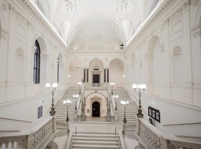 VIENNA AT NIGHT: Photo Tour of the Most Beautiful Buildings - An In-Depth Look at the Vienna at Night Photo Tour