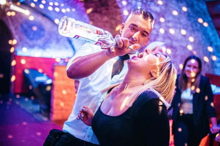 Vienna: Guided Pub Crawl with Club Entry - Exploring the Details of the Vienna Pub Crawl