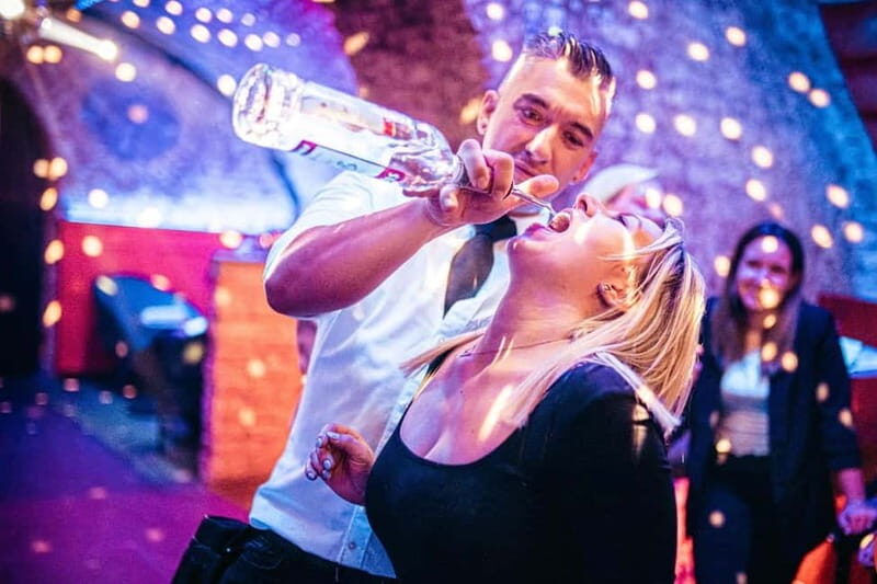 Vienna: Guided Pub Crawl with Club Entry - Exploring the Details of the Vienna Pub Crawl
