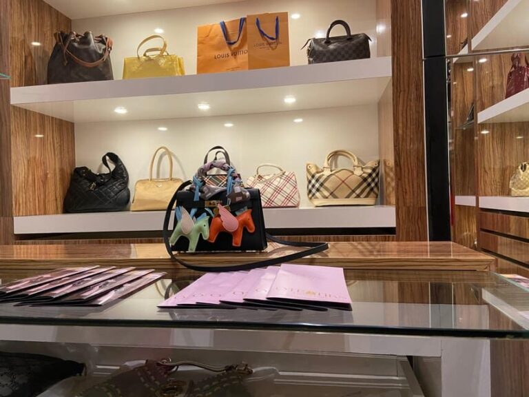 Vienna: VVIP Designer Shopping with Angelina Hot Chocolate - The Details That Matter