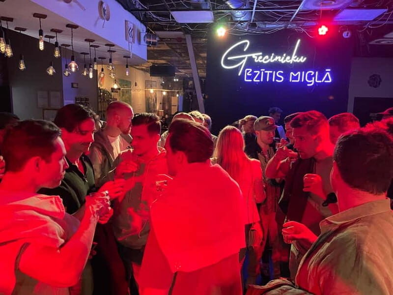 Vilnius: Pub Crawl with Welcome Drink and Traditional Snacks